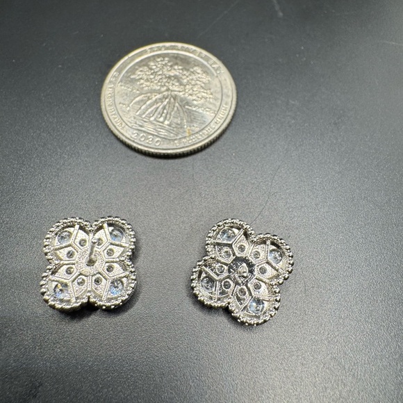 Elegant 18k White Gold Plated Floral Earrings with Zircon stones - Picture 7 of 7